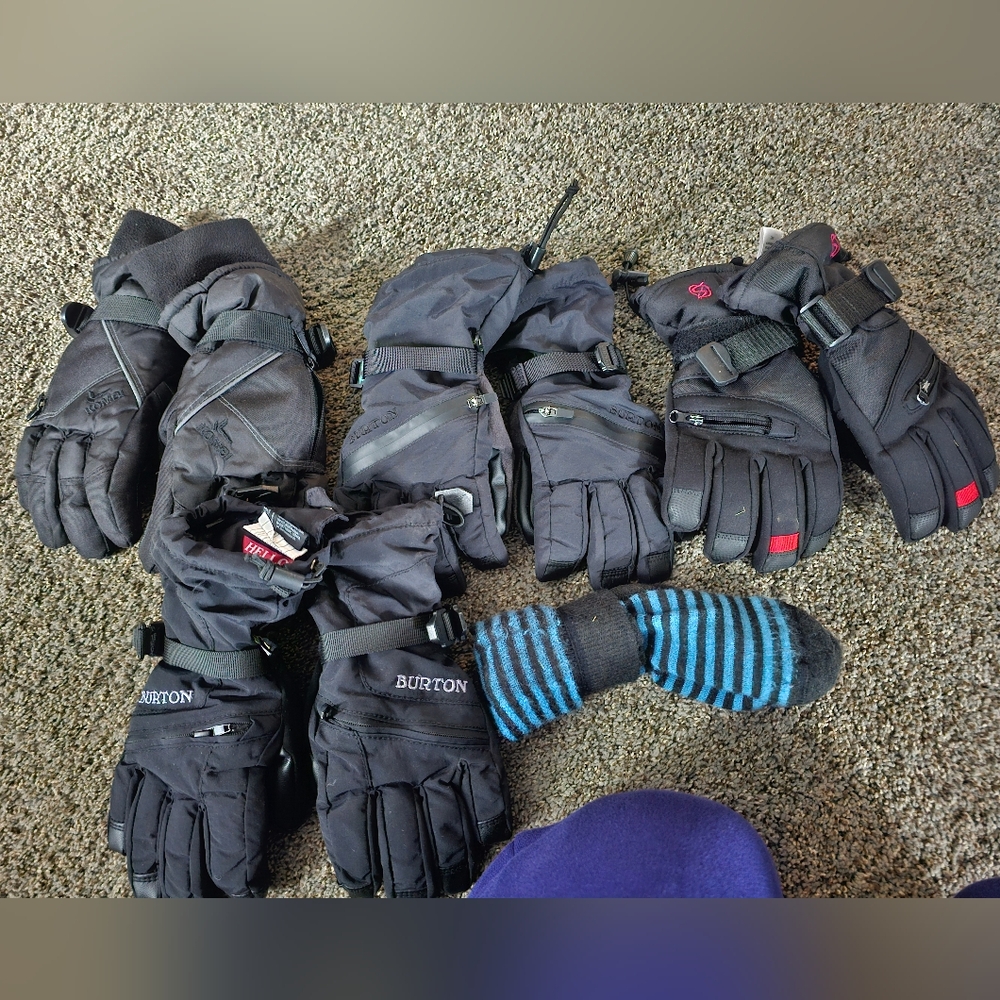 Youth glove/sock lot